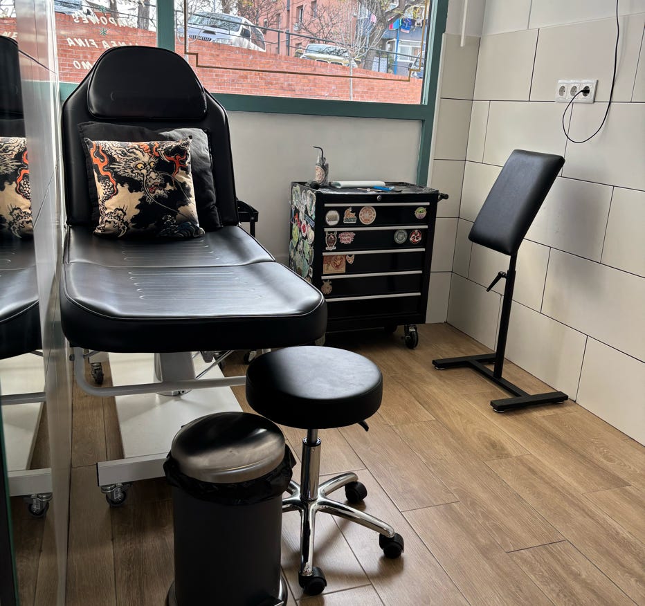 Fotografía De Enfoque Selectivo Del Artista Del Tatuaje Dibujando Un Tatuaje