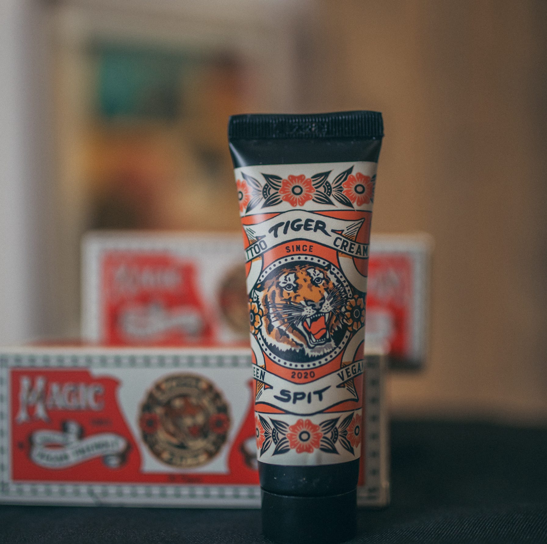 Fotos de stock gratuitas de asientos en el suelo, auriculares, aventura