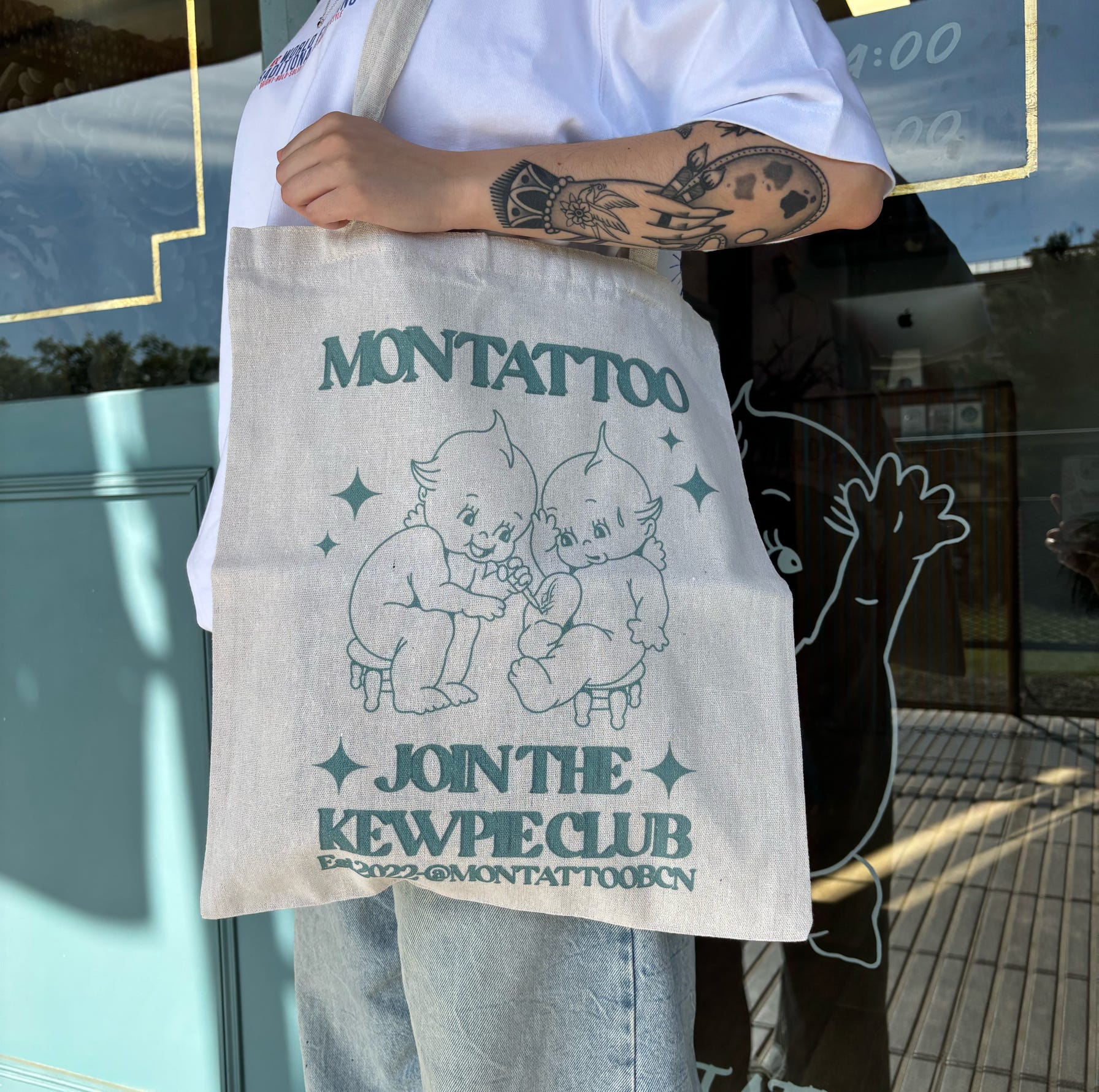 Fotos de stock gratuitas de asientos en el suelo, auriculares, aventura