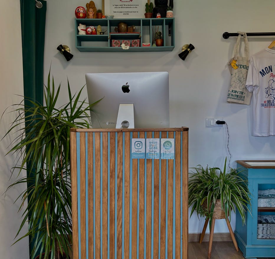 Fotografía De Enfoque Selectivo Del Artista Del Tatuaje Dibujando Un Tatuaje